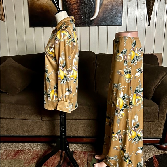 Neiman Marcus (Leslie J) •Medium • Brown/Yellow •Floral • 3 Piece •Blouse/Pants - Picture 3 of 16